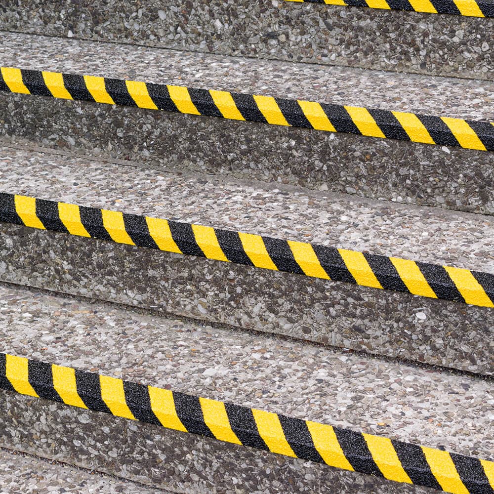 aamk-treppenkantenprofil-industair-gestreift-r13-selbstkl-gfk-100-x-7-x-3-cm-praxis.jpg