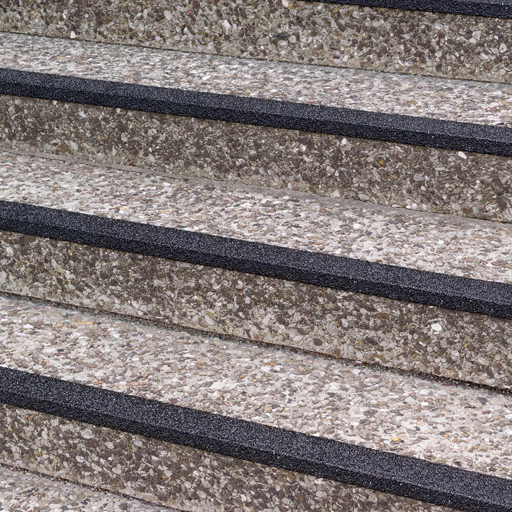 aanz-treppenkantenprofil-industair-schw-r-13-gfk-100-x-7-x-3-cm-selbstklebend-praxis (1).jpg