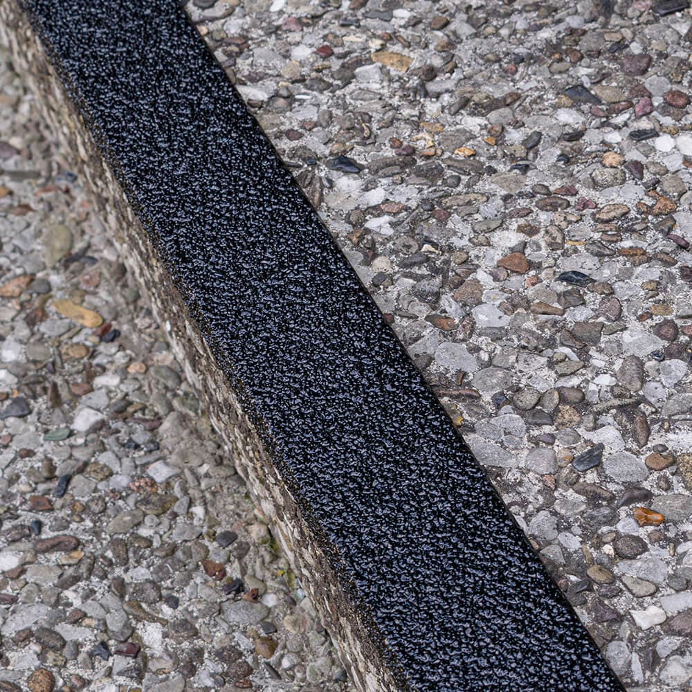 aanw-treppenkantenprofil-industair-schw-r13-gfk-100-x-7-x-3-cm-selbstkl-detail-praxis (1).jpg