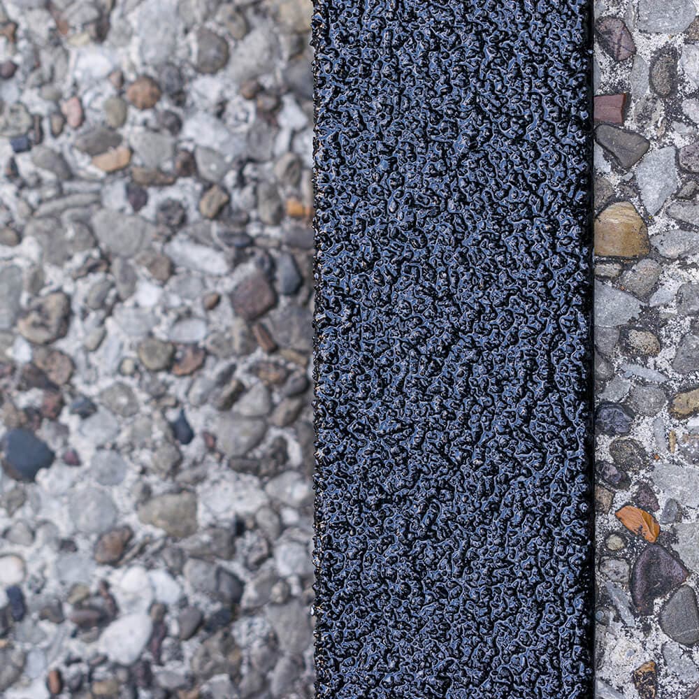 aanv-treppenkantenprofil-industair-schw-r13-gfk-100-x-7-x-3-cm-selbstkl-detail-praxis (1).jpg