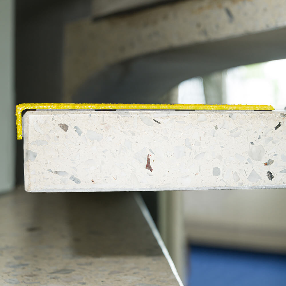 aatc-treppenkantenprofil-industair-r-13-gfk-selbstklebend-gelb-80-x-23-x-3-cm-praxis.jpg