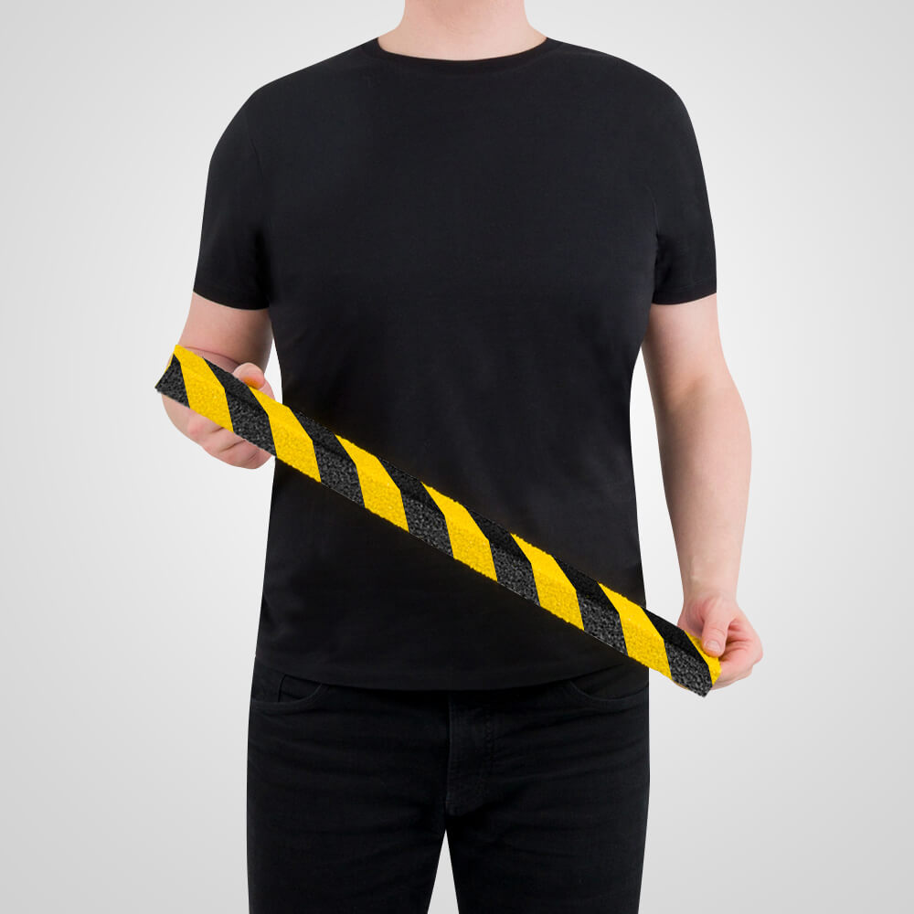 aakz-treppenkantenprofil-industair-selbstkl-r13-gfk-60-x-7-x-3-cm-groessenvergleich.jpg