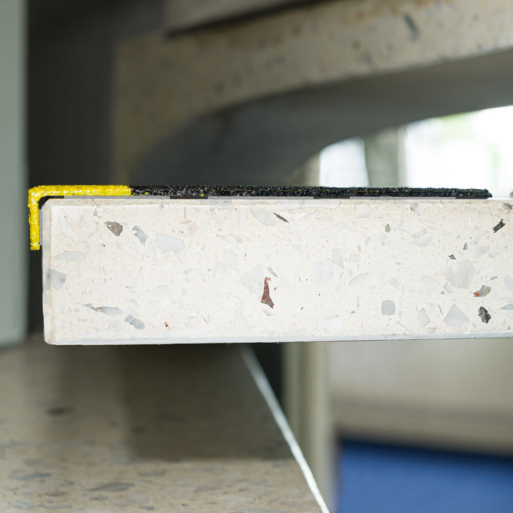 aauo-treppenkantenprofil-industair-xl-r-13-gfk-80-x-23-x-3-cm-selbstklebend-praxis.jpg