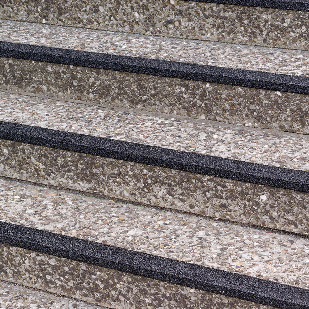 aanz-treppenkantenprofil-industair-schw-r-13-gfk-100-x-7-x-3-cm-selbstklebend-praxis (1).jpg