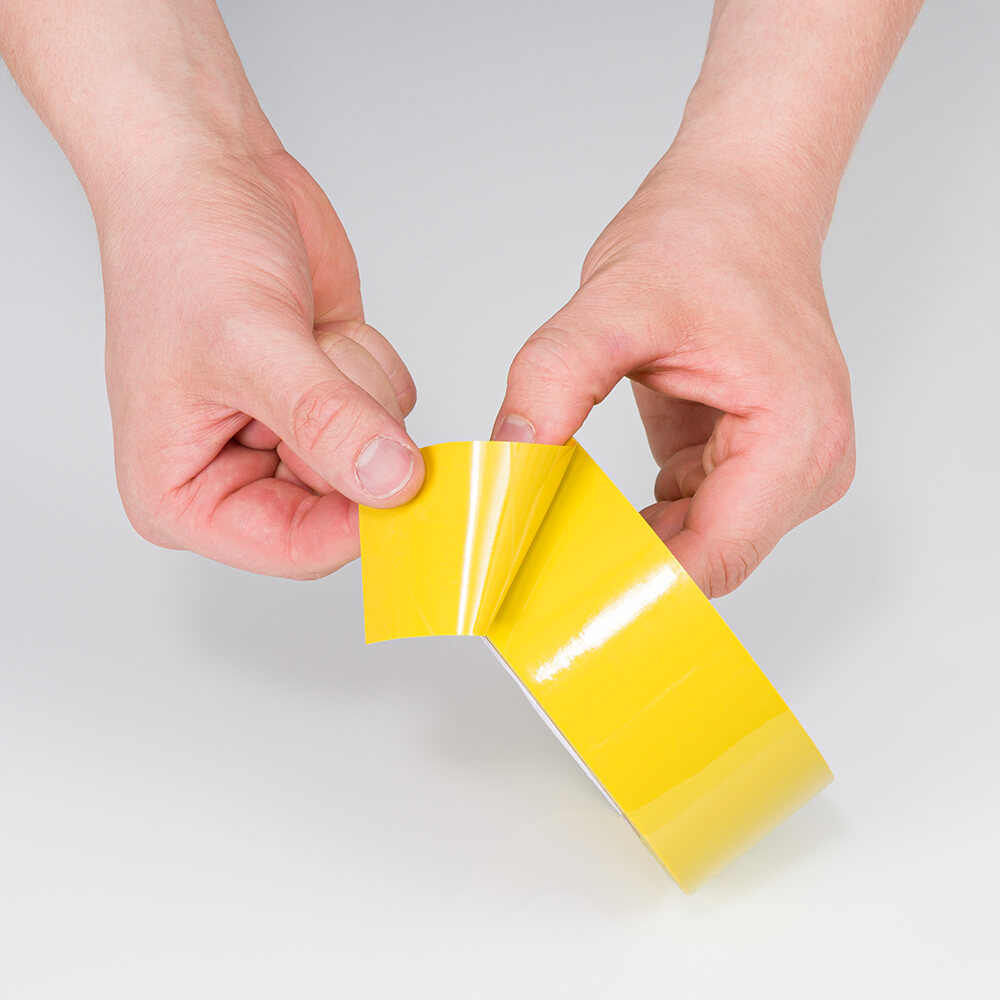 yts-markierungsband-standard-plus-gelb-selbstklebend-5-cm-33-m-rolle-praxis-klebeseite.jpg