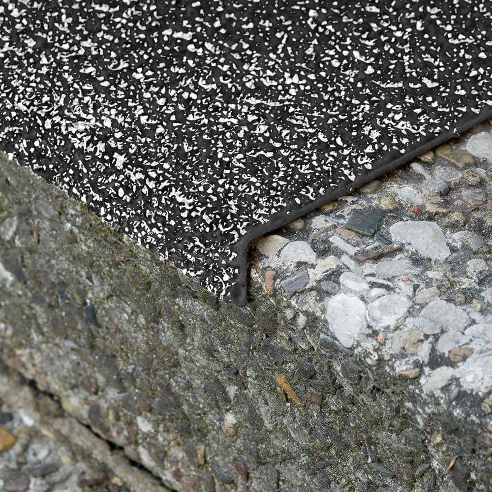 aart-treppenkantenprofil-industair-r13-gfk-selbstkl-schw-80-x-23-x-3-cm-praxis-detail.jpg