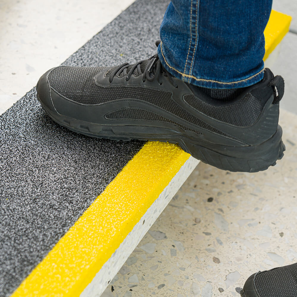 aaun-treppenkantenprofil-industair-xl-gs-r13-gfk-80-x-23-x-3-cm-selbstkl-praxis.jpg