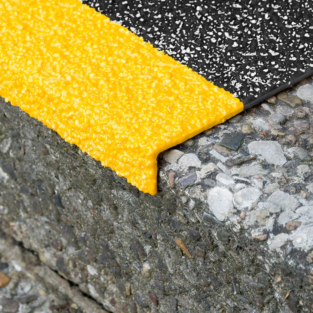 aauq-treppenkantenprofil-industair-xl-gs-r13-80-x-23-x-3-cm-selbstkl-praxis-detail.jpg
