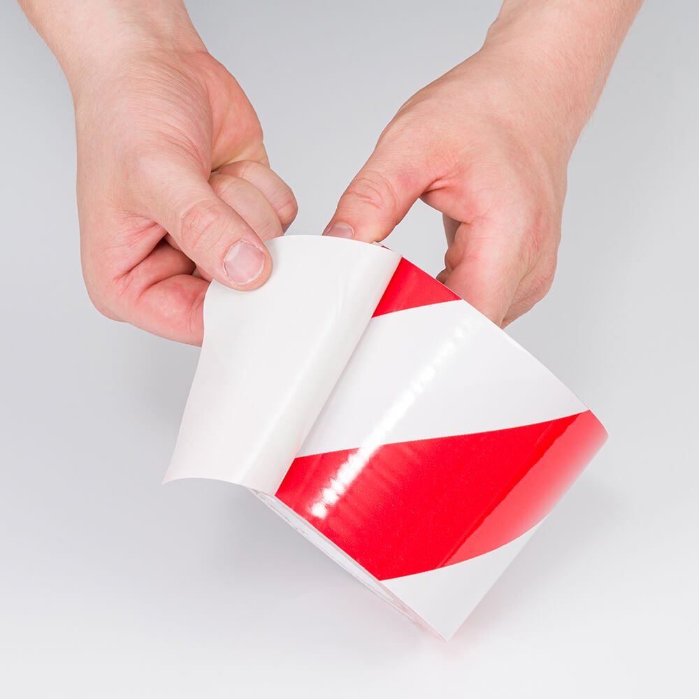 yrb-band-standard-plus-rot-weiss-schraffiert-10-cm-33-m-rolle-praxis-klebeseite.jpg