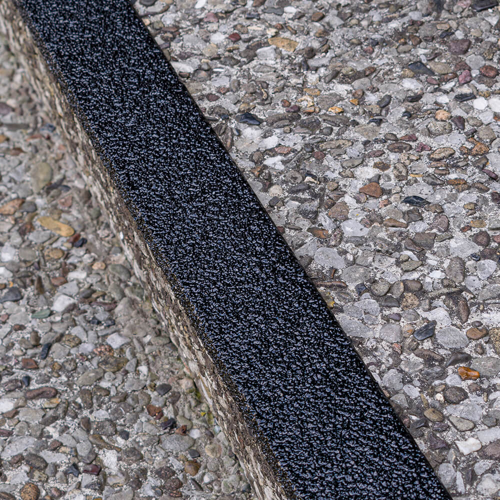 aanw-treppenkantenprofil-industair-schw-r13-gfk-100-x-7-x-3-cm-selbstkl-detail-praxis (1).jpg