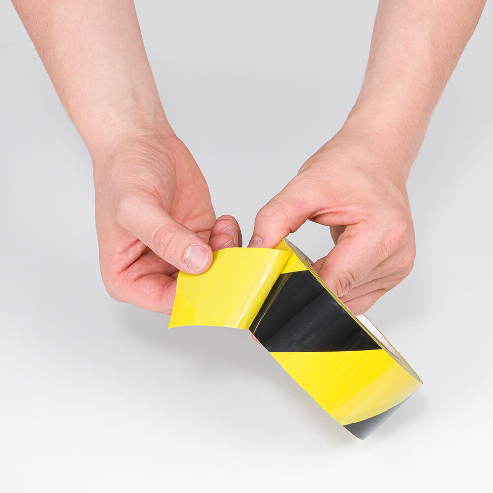 yql-bodenmarkierungsband-standard-pvc-folie-5-cm-breit-schwarz-gelb-klebeseite-praxis.jpg