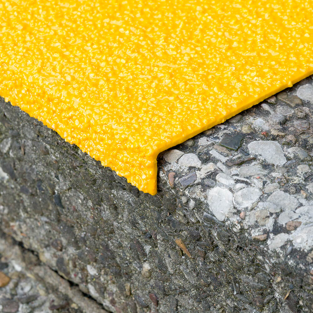 lof-treppenkantenprofil-industair-xl-gelb-r-13-gfk-praxis-detail.jpg