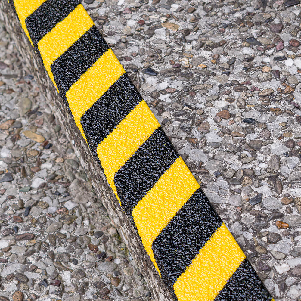 aamg-treppenkantenprofil-industair-gs-r13-selbstklebend-gfk-100-x-7-x-3-cm-praxis.jpg