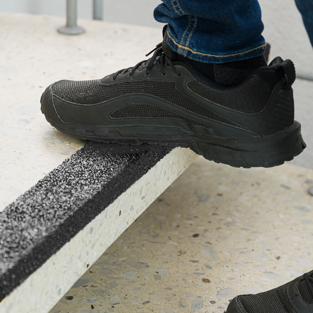aamw-treppenkantenprofil-industair-schwarz-r13-selbstklebend-gfk-60-x-7-x-3-cm-praxis.jpg