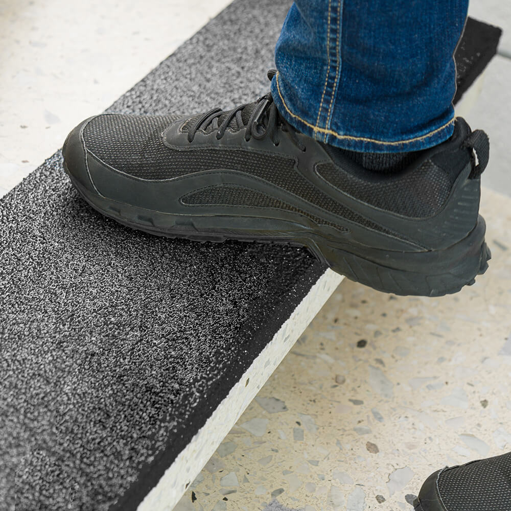 aaro-treppenkantenprofil-industair-r13-gfk-selbstklebend-schwarz-80-x-23-x-3-cm-praxis.jpg