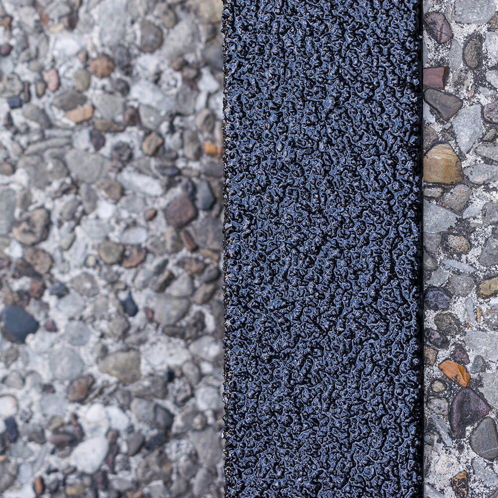 aanv-treppenkantenprofil-industair-schw-r13-gfk-100-x-7-x-3-cm-selbstkl-detail-praxis (1).jpg