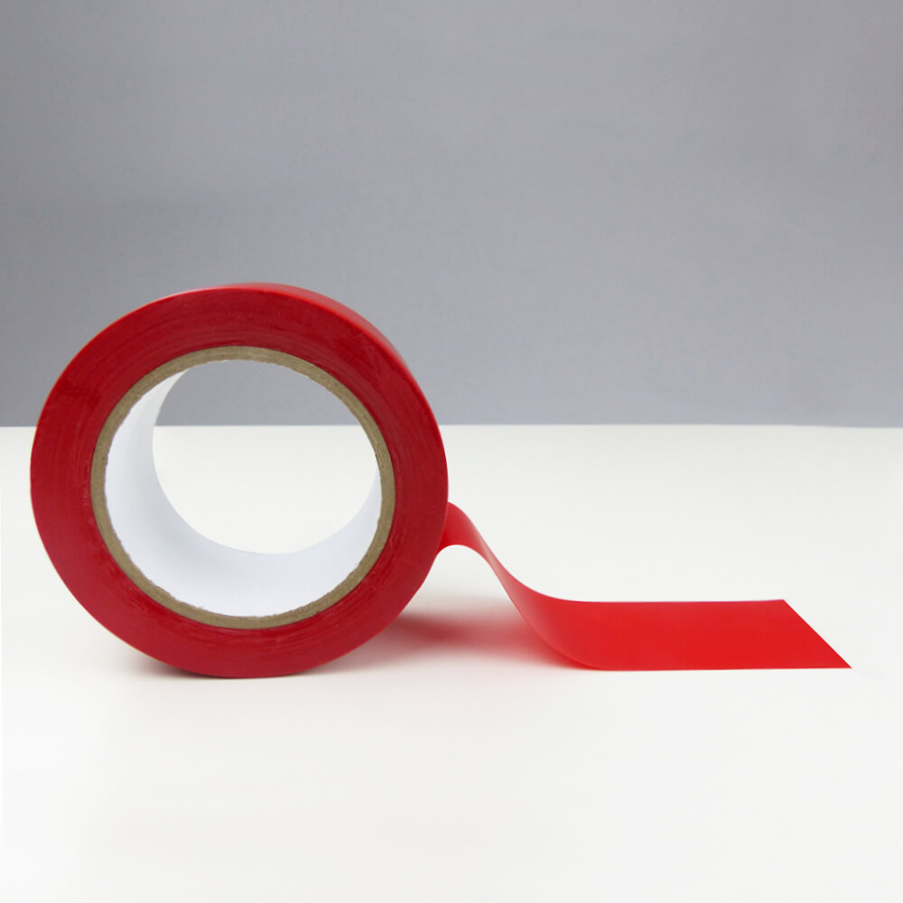 iwm-bodenmarkierungsband-standard-pvc-folie-5-cm-breit-rot-praxisfoto.jpg