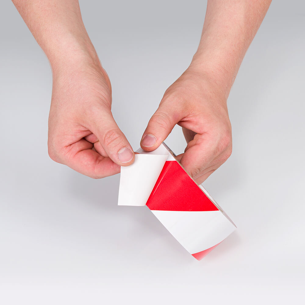 yqt-bodenmarkierungsband-standard-plus-rot-weiss-5-cm-33-m-rolle-klebeseite-praxis.jpg