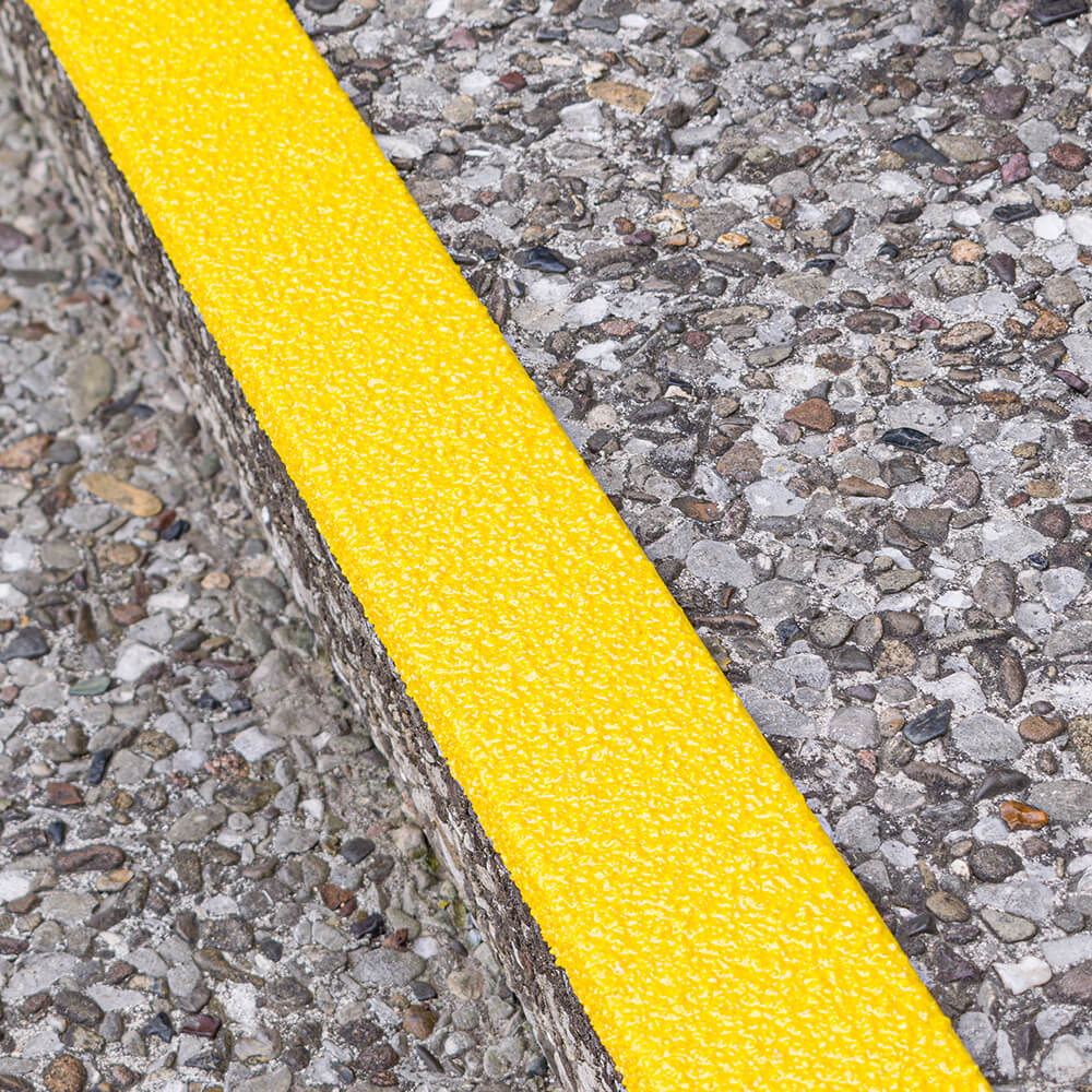 aaqj-treppenkantenprofil-industair-gelb-r13-selbstkl-gfk-100-x-7-x-3-cm-detail-praxis.jpg