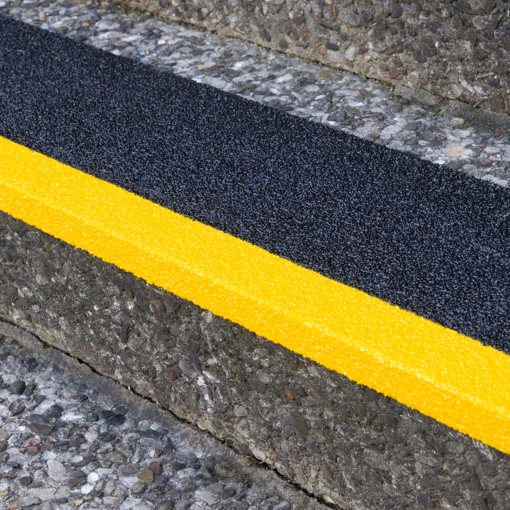 aaup-treppenkantenprofil-industair-xl-gelb-schw-80-x-23-x-3-cm-selbstkl-praxis-detail.jpg
