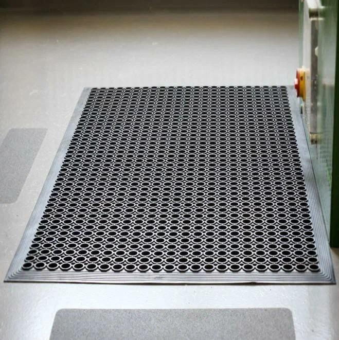 Ячеистый резиновый коврик